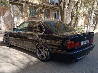 BMW
525